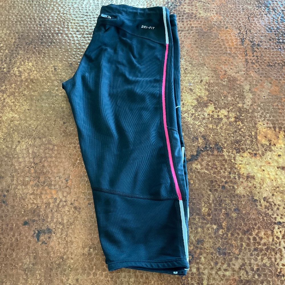 Nike Dri-Fit Crop Leggings. Black/Hot Pink. Size M